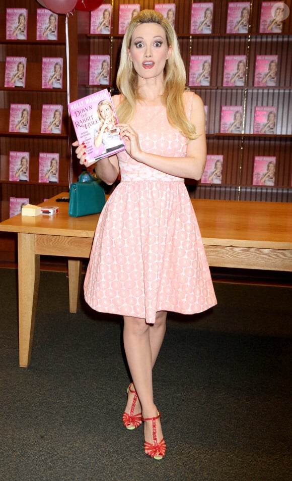 Le mannequin Holly Madison présente son livre Down the rabbit Hole à Las Vegas le 1er Juillet 2015.
