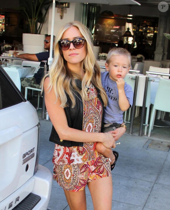 Kristin Cavallari déjeune avec son fils Camden dans un restaurant à Beverly Hills le 25 juillet 2014.