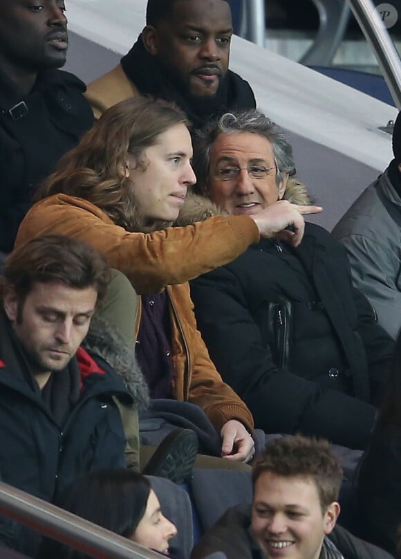 Pierre Sarkozy et Richard Anconina, dans les tribunes du Parc des Princes à Paris, lors du match PSG - Angers, dans le cadre de la 22e journée de Ligue 1, le 23 janvier 2016. ©Cyril Moreau