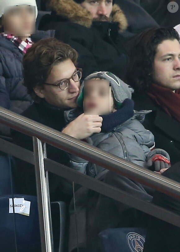 Jean Sarkozy et son fils Solal, dans les tribunes du Parc des Princes à Paris, lors du match PSG - Angers, dans le cadre de la 22e journée de Ligue 1, le 23 janvier 2016. ©Cyril Moreau
