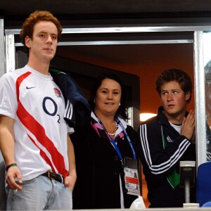 Le prince Harry et son ami Tom Inskip lors de la finale de la Coupe du monde de rugby 2007 en France.