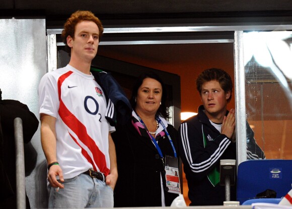 Le prince Harry et son ami Tom Inskip lors de la finale de la Coupe du monde de rugby 2007 en France.