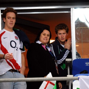 Le prince Harry et son ami Tom Inskip lors de la finale de la Coupe du monde de rugby 2007 en France.