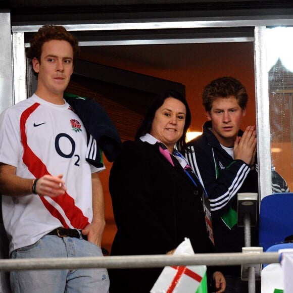 Le prince Harry et son ami Tom Inskip lors de la finale de la Coupe du monde de rugby 2007 en France.