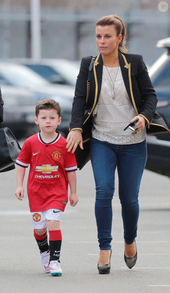 Coleen Rooney à son arrivée à Old Trafford le 15 mars 2015 avec son fils Kai à Manchester