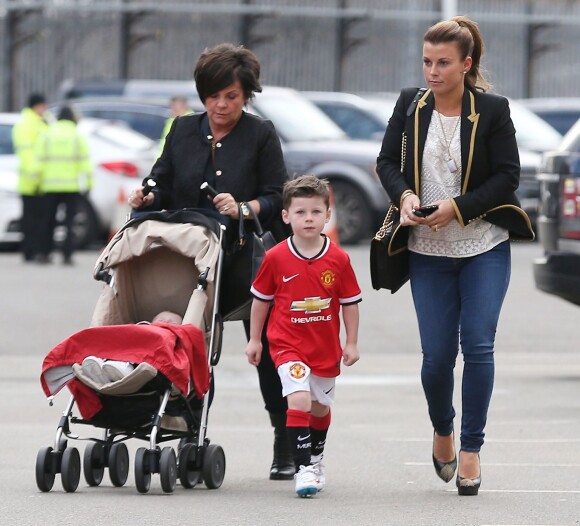 Coleen Rooney avec ses enfants Kai et Klay et sa mère Colette, le 15 mars 2015 au stade Old Trafford de Manchester