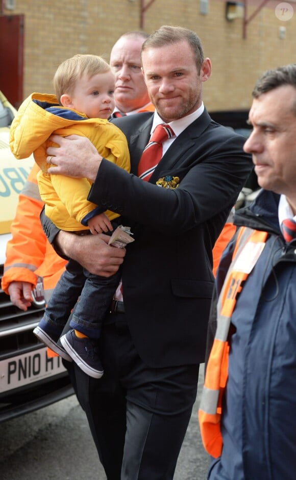 Wayne Rooney avec son fils Klay lors de son arrivée à Old Trafford, le 5 octobre 2014 à Manchester