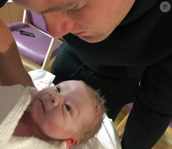 Wayne Rooney et le petit dernier de la famille, Kit, né le 24 janvier 2016 - Photo publiée le 25 janvier 2016