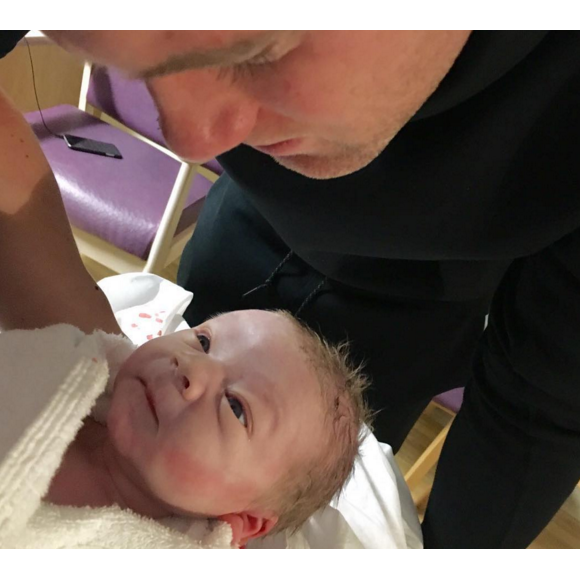 Wayne Rooney et le petit dernier de la famille, Kit, né le 24 janvier 2016 - Photo publiée le 25 janvier 2016