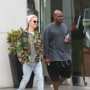 Justin Bieber se promène avec Corey Gamble dans les rues de Beverly Hills, le 18 janvier 2016.