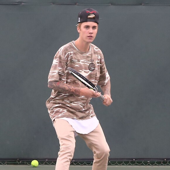 Exclusif - Prix spécial - Justin Bieber prend des cours de tennis à Los Angeles le 10 janvier 2016.