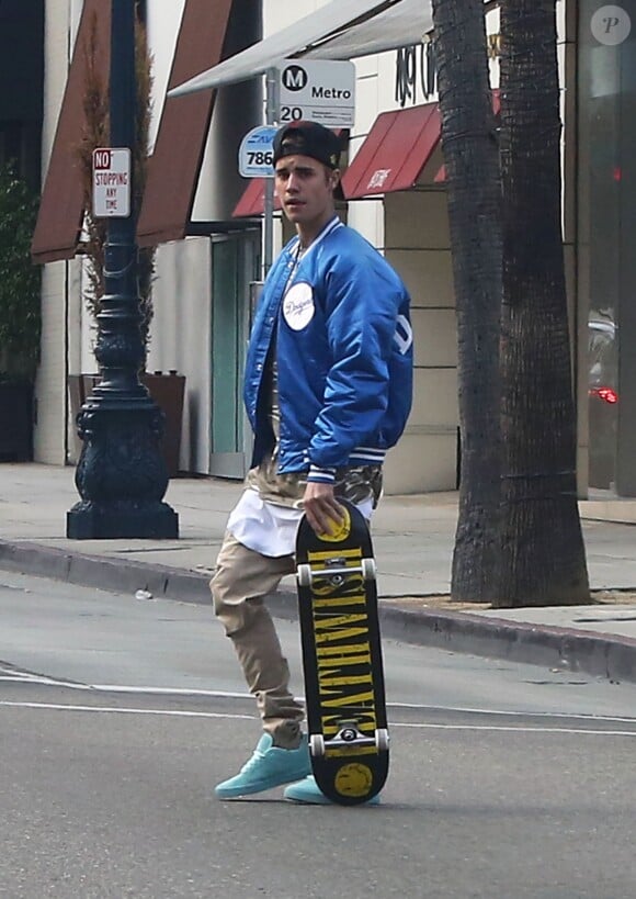 Justin Bieber fait du skateboard dans les rues de Beverly Hills, le 10 janvier 2016