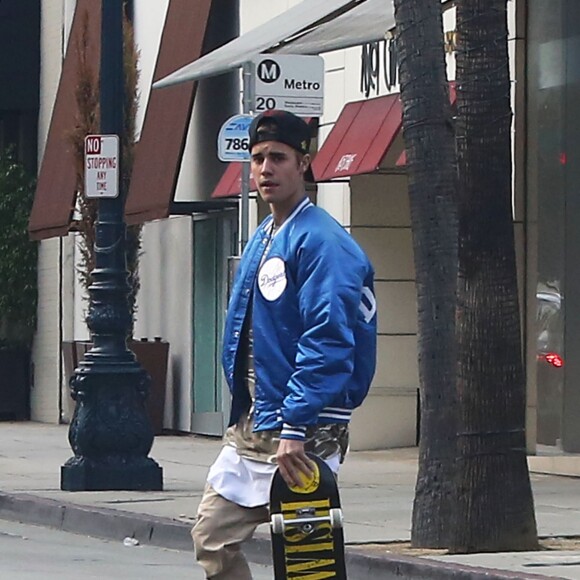 Justin Bieber fait du skateboard dans les rues de Beverly Hills, le 10 janvier 2016