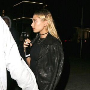 Hailey Baldwin porte une très jolie bague dans la rue à Los Angeles, le 14 janvier 2016. © CPA/Bestimage