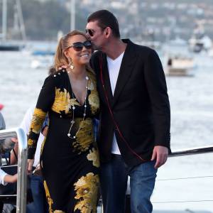 Exclusif -  Mariah Carey, son compagnon James Packer et ses enfants Moroccan et Monroe sont arrivés à Sydney en Australie, avant de rejoindre Lachlan Murdoch (fils de l'homme d'affaires australo-américain Rupert Murdoch) et sa femme Sarah sur leur voilier de luxe de 42,6 mètres (le Sarissa) sur le port de Sydney pour une fête du jour de l'an le 1er janvier 2016 .
