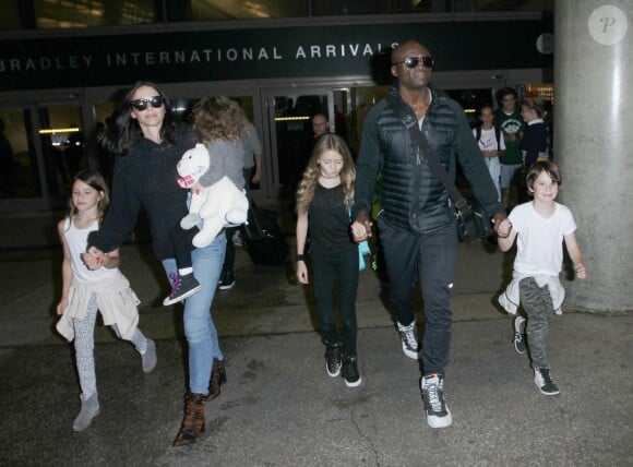 Seal et sa compagne Erica Packer enceinte arrivent avec leurs enfants respectifs à l'aéroport de LAX à Los Angeles, le 5 janvier 2016