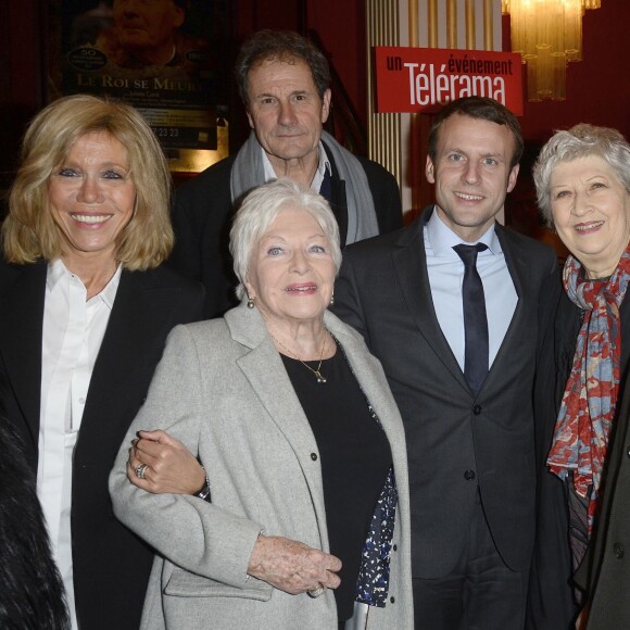 Emmanuel Macron avec sa femme Brigitte Trogneux, Line Renaud, Michel Bouquet et sa femme Juliette Carré, Muriel Robin et Francis Lombrail - Générale de la pièce "À tort et à raison" au Théâtre Hébertot à Paris le 25 janvier 2016. ©Coadic Guirec/Bestimage