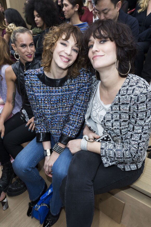Céline Sallette et Clotilde Hesme (enceinte) - People au défilé de mode Haute-Couture "Chanel", collection printemps-été 2016, à Paris. Le 26 janvier 2016