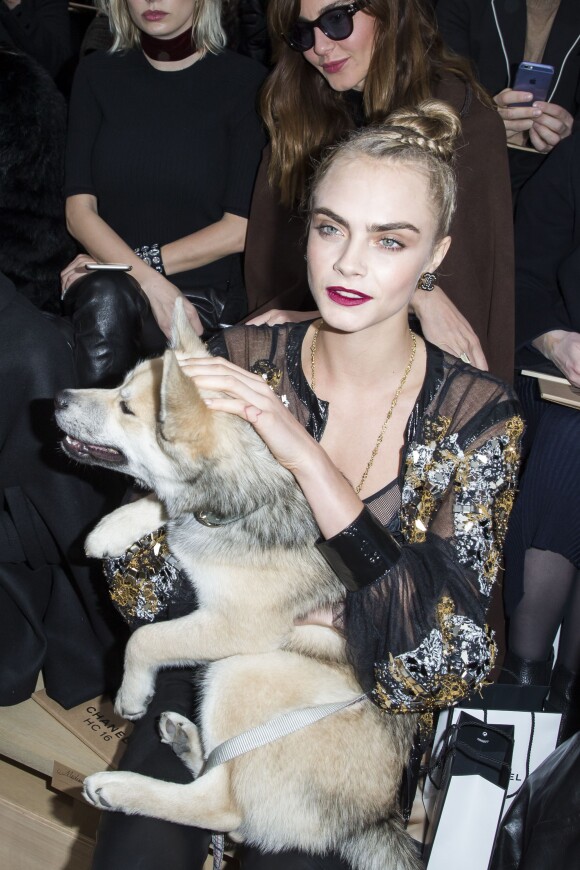 Cara Delevingne et son chien Léo - People au défilé de mode Haute-Couture "Chanel", collection printemps-été 2016, à Paris. Le 26 janvier 2016