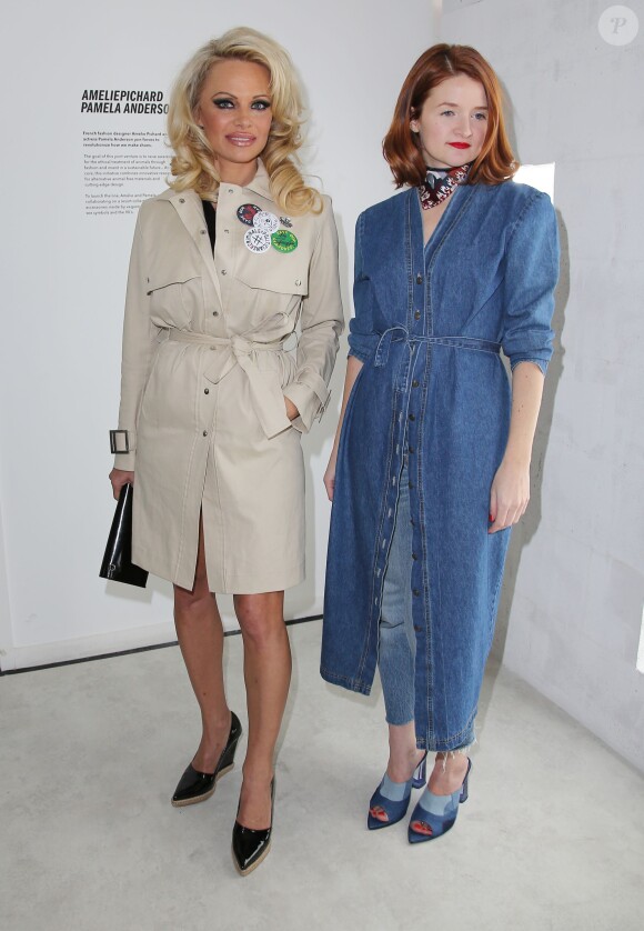 Exclusif - Pamela Anderson et la créatrice Amélie Pichard lors de l'inauguration du pop-up shop Tom Greyhound pour lancer une collection de chaussures Vegan "Pamela Anderson x Amélie Pichard" à Paris, le 21 janvier 2016. Le prix de vente varie entre 450 et 800 euros la paire de chaussures, et 10% des fonds seront reversés à la fondation PETA, soutenue par la "sauveteuse blonde". © Marc Ausset-Lacroix/Bestimage