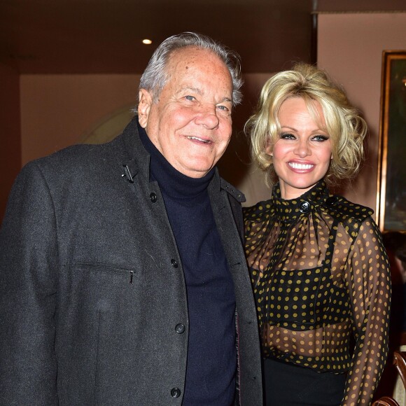 Exclusif - Prix Spécial - Pamela Anderson et Massimo Gargia - Pamela Anderson dîne au restaurant Casa Di Delfo après son discours à l'Assemblée Nationale contre le gavage des oies, à Paris, le 19 janvier 2016. L'actrice américaine est venue soutenir la présentation d'une proposition de loi écologiste sur le gavage d'animaux pour la production de foie gras. © Giancarlo Gorassini/Bestimage