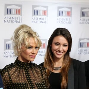 Pamela Anderson, Delphine Wespiser - L'actrice américaine Pamela Anderson a tenu une conférence de presse aux côtés de la députée Laurence Abeille, le fondateur de l'ONG Sea Shepherd Paul Watson, l'ancienne Miss France Delphine Wespiser et le porte-parole de la Fondation Brigitte Bardot, Christophe Marie à l'Assemblée Nationale à Paris, le 19 janvier 2016. L'actrice américaine est venue soutenir la présentation d'une proposition de loi écologiste sur le gavage d'animaux pour la production de foie gras. © Dominique Jacovides/Bestimage