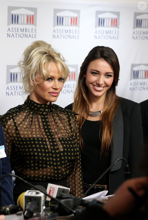 Pamela Anderson, Delphine Wespiser - L'actrice américaine Pamela Anderson a tenu une conférence de presse aux côtés de la députée Laurence Abeille, le fondateur de l'ONG Sea Shepherd Paul Watson, l'ancienne Miss France Delphine Wespiser et le porte-parole de la Fondation Brigitte Bardot, Christophe Marie à l'Assemblée Nationale à Paris, le 19 janvier 2016. L'actrice américaine est venue soutenir la présentation d'une proposition de loi écologiste sur le gavage d'animaux pour la production de foie gras. © Dominique Jacovides/Bestimage