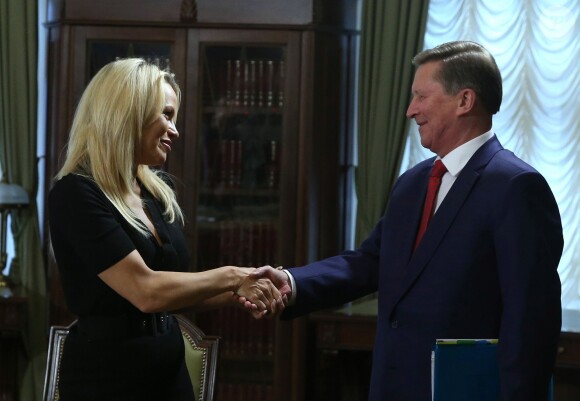 L'actrice engagée pour la cause animale Pamela Anderson rencontre le chef d'état major du Kremlin Sergueï Ivanov à Moscou le 7 décembre 2015.