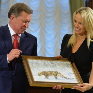 L'actrice engagée pour la cause animale Pamela Anderson rencontre le chef d'état major du Kremlin Sergueï Ivanov à Moscou le 7 décembre 2015.