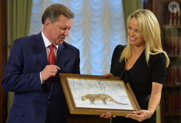 L'actrice engagée pour la cause animale Pamela Anderson rencontre le chef d'état major du Kremlin Sergueï Ivanov à Moscou le 7 décembre 2015.