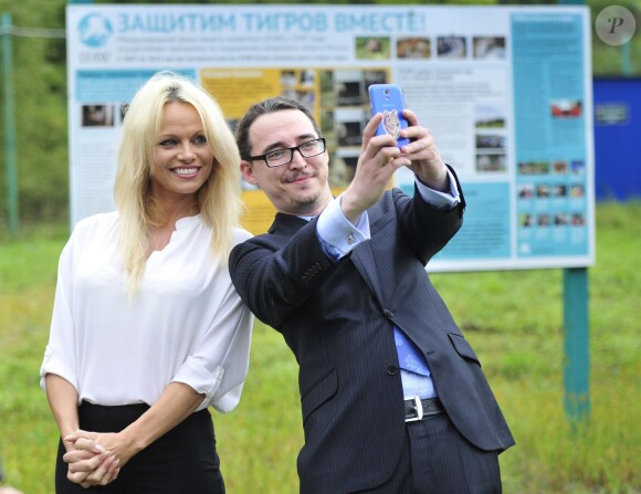 L'actrice américano-canadienne, Pamela Anderson, s'est déplacée, le 3 septembre 2015, dans la région du Kraï de Primorie, dans l'Extrème-Orient russe, pour apporter son soutien aux associations animales qui s'occupent de la faune qui a subi les terribles inondations des jours précédents.