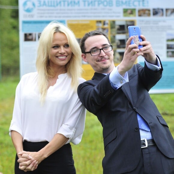 L'actrice américano-canadienne, Pamela Anderson, s'est déplacée, le 3 septembre 2015, dans la région du Kraï de Primorie, dans l'Extrème-Orient russe, pour apporter son soutien aux associations animales qui s'occupent de la faune qui a subi les terribles inondations des jours précédents.