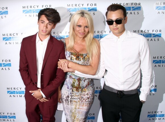 Pamela Anderson et ses fils Dylan Jagger Lee, Brandon Thomas Lee - Tapis rouge du " Mercy for Animals Hidden Heroes Gala 2015 " à Los Angeles Le 29 Août 2015
