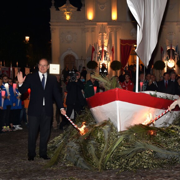 Embrasement de la barque sur le port Hercule - Le prince Albert II de Monaco et la princesse Charlène ont pris part aux traditionnelles célébrations de Sainte Dévote, sainte patronne de la principauté. À Monaco, le 26 janvier 2016. ©Bruno Bebert/Bestimage