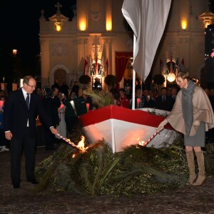 Embrasement de la barque sur le port Hercule - Le prince Albert II de Monaco et la princesse Charlène ont pris part aux traditionnelles célébrations de Sainte Dévote, sainte patronne de la principauté. À Monaco, le 26 janvier 2016. ©Bruno Bebert/Bestimage