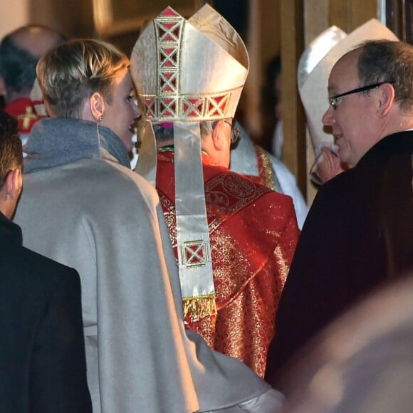 Avec Mgr Bernard Barsi, l'Archevêque de Monaco - Le prince Albert II de Monaco et la princesse Charlène ont pris part aux traditionnelles célébrations de Sainte Dévote, sainte patronne de la principauté. À Monaco, le 26 janvier 2016. ©Bruno Bebert/Bestimage