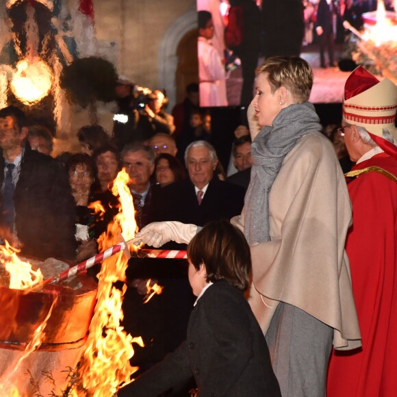 Charlene embrase la barque - Le prince Albert II de Monaco et la princesse Charlène ont pris part aux traditionnelles célébrations de Sainte Dévote, sainte patronne de la principauté. À Monaco, le 26 janvier 2016. ©Bruno Bebert/Bestimage