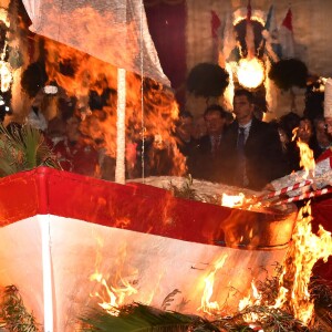 Charlene embrase la barque - Le prince Albert II de Monaco et la princesse Charlène ont pris part aux traditionnelles célébrations de Sainte Dévote, sainte patronne de la principauté. À Monaco, le 26 janvier 2016. ©Bruno Bebert/Bestimage