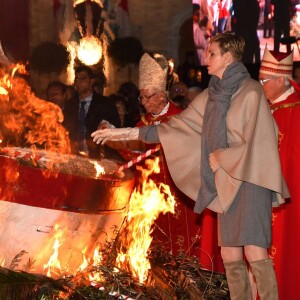 Charlene embrase la barque - Le prince Albert II de Monaco et la princesse Charlène ont pris part aux traditionnelles célébrations de Sainte Dévote, sainte patronne de la principauté. À Monaco, le 26 janvier 2016. ©Bruno Bebert/Bestimage