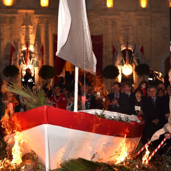 Charlene embrase la barque - Le prince Albert II de Monaco et la princesse Charlène ont pris part aux traditionnelles célébrations de Sainte Dévote, sainte patronne de la principauté. À Monaco, le 26 janvier 2016. ©Bruno Bebert/Bestimage