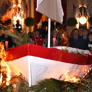 Charlene embrase la barque - Le prince Albert II de Monaco et la princesse Charlène ont pris part aux traditionnelles célébrations de Sainte Dévote, sainte patronne de la principauté. À Monaco, le 26 janvier 2016. ©Bruno Bebert/Bestimage