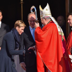 Le prince Albert II de Monaco et la princesse Charlène ont participé à la traditionnelle de la Sainte Dévote à Monaco, le 27 janvier 2016. C'est un jour férié en Principauté, avec la messe traditionnelle célébrée dans la cathédrale par Monseigneur Barsi, suivie de la procession vers le Palais dans les rues de Monaco Ville. ©Bruno Bebert/Bestimage