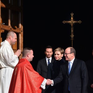 Le prince Albert II de Monaco et la princesse Charlène ont participé à la traditionnelle de la Sainte Dévote à Monaco, le 27 janvier 2016. C'est un jour férié en Principauté, avec la messe traditionnelle célébrée dans la cathédrale par Monseigneur Barsi, suivie de la procession vers le Palais dans les rues de Monaco Ville. ©Bruno Bebert/Bestimage