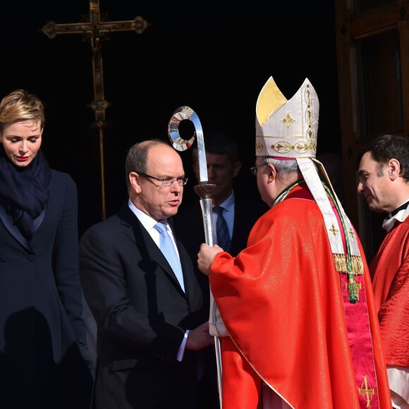 Le prince Albert II de Monaco et la princesse Charlène ont participé à la traditionnelle de la Sainte Dévote à Monaco, le 27 janvier 2016. C'est un jour férié en Principauté, avec la messe traditionnelle célébrée dans la cathédrale par Monseigneur Barsi, suivie de la procession vers le Palais dans les rues de Monaco Ville. ©Bruno Bebert/Bestimage