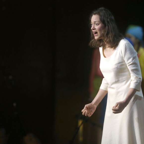 Marion Cotillard, aux côtés de Éric Génovèse, sur la scène du "Lincoln Center" dans la pièce de théâtre "Jeanne d'Arc au bucher" à New York. Le 10 juin 2015