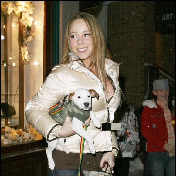 Mariah Carey et son chien, dans les rues d'Aspen, le 23 décembre 2007