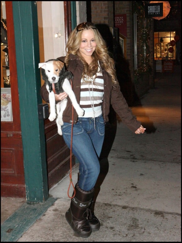 Mariah Carey et son chien, à Aspen, le 24 décembre 2005