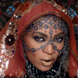 Beyoncé dans le clip de la chanson "Hymn for the Weekend" de Clodplay (feat. Beyoncé).