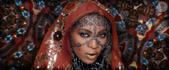 Beyoncé dans le clip de la chanson "Hymn for the Weekend" de Clodplay (feat. Beyoncé).