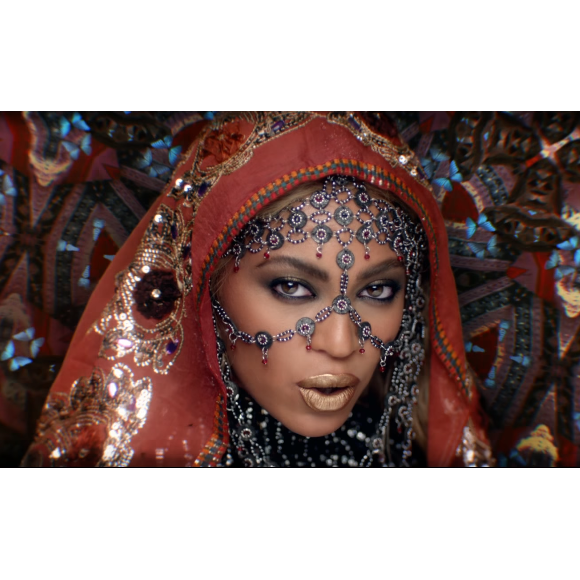Beyoncé dans le clip de la chanson "Hymn for the Weekend" de Clodplay (feat. Beyoncé).